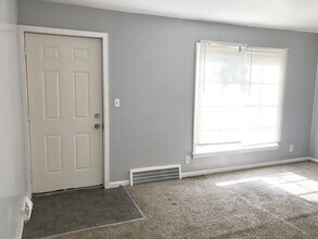 Building Photo - 3 Bed 1 Bath Single Family Home in Maple Heights!