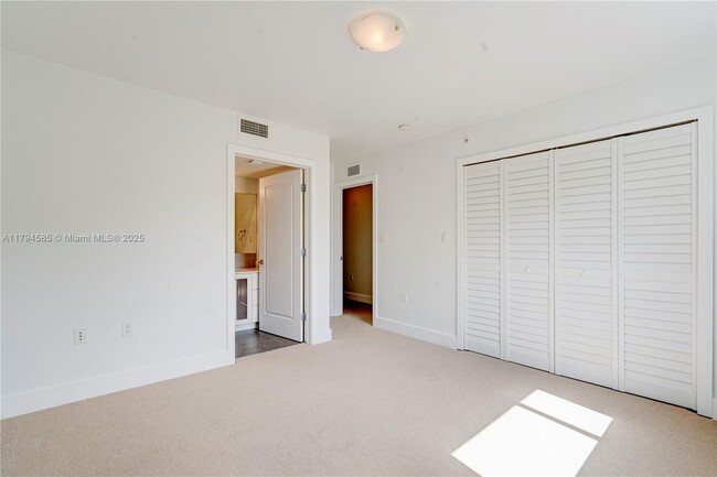 Building Photo - 7541 SW 61st Ave