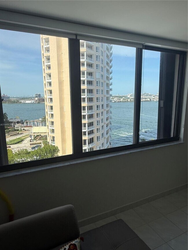 Building Photo - 540 Brickell Key Dr