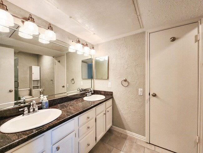 Building Photo - Beautiful 2 bedroom / 1 bath on second floor with gorgeous Houston skyline views. Stainless steel...