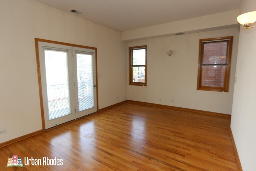 Building Photo - 824 W Buckingham Pl