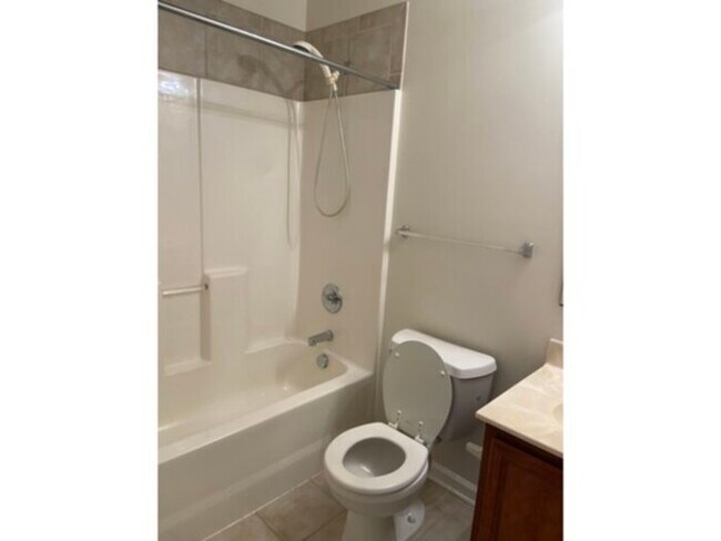 Building Photo - 50 Breezewood Dr