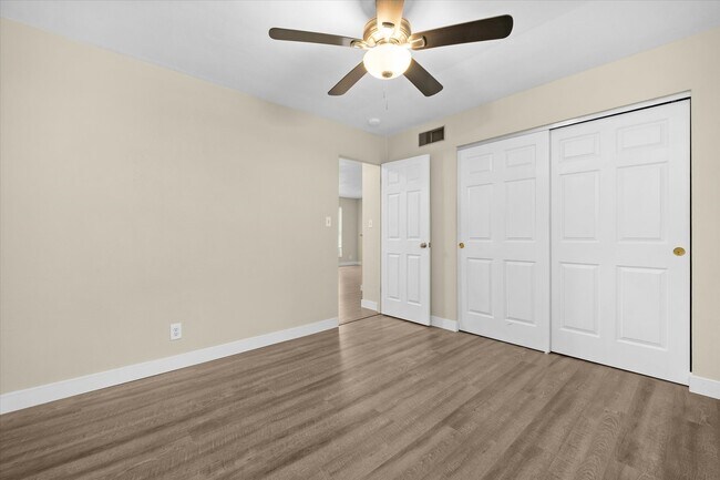 Building Photo - 8 Manor Dr