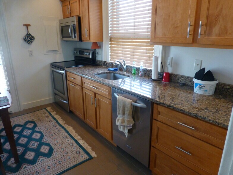 Building Photo - 644 Quinnipiac Ave