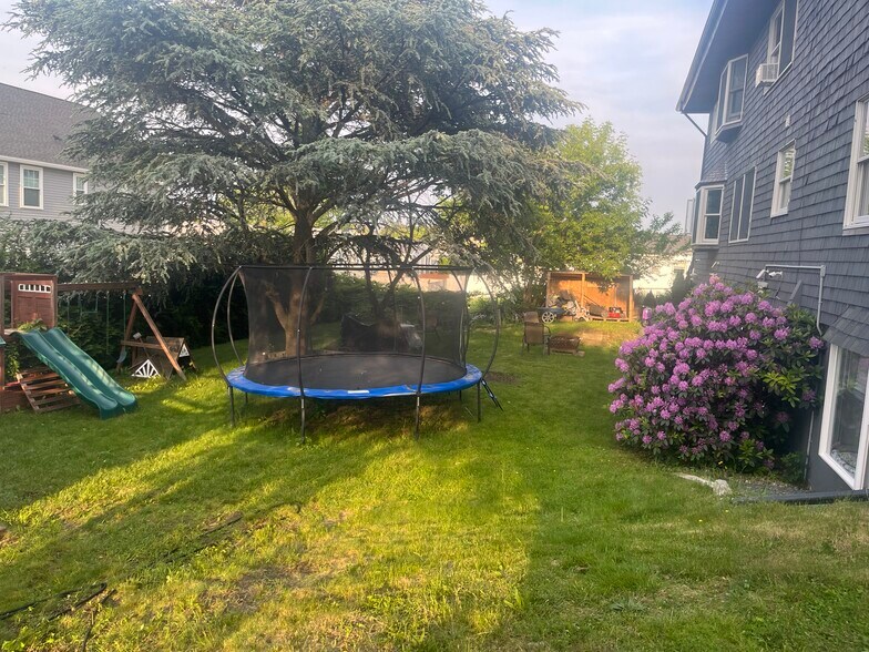 Building Photo - 94 Oakwood Ave