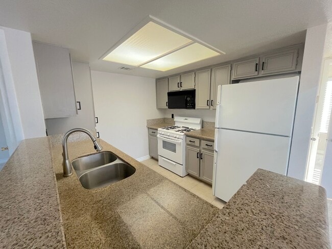 Building Photo - 2bed/2bath in Southwest gated community