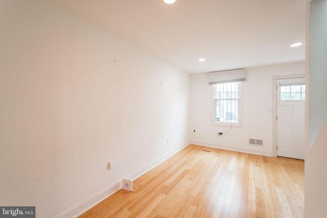 Building Photo - 2107 Clymer St
