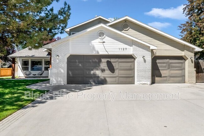 Primary Photo - 1127 N Echohawk Way