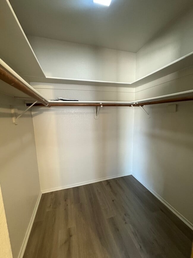 Building Photo - FOR RENT