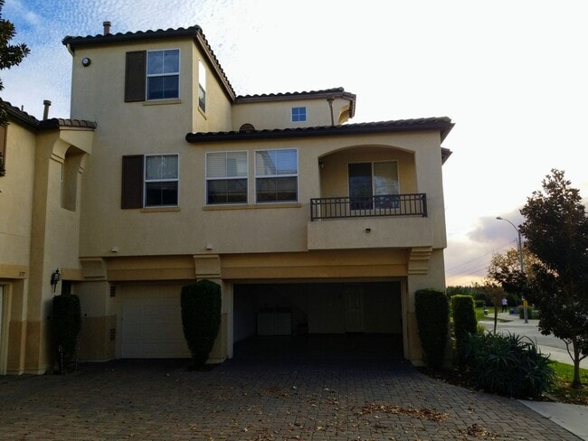 Building Photo - 1350 sqft 2 Bed plus Den, 2 Bath Chula Vista 2Car Garage, Gated community