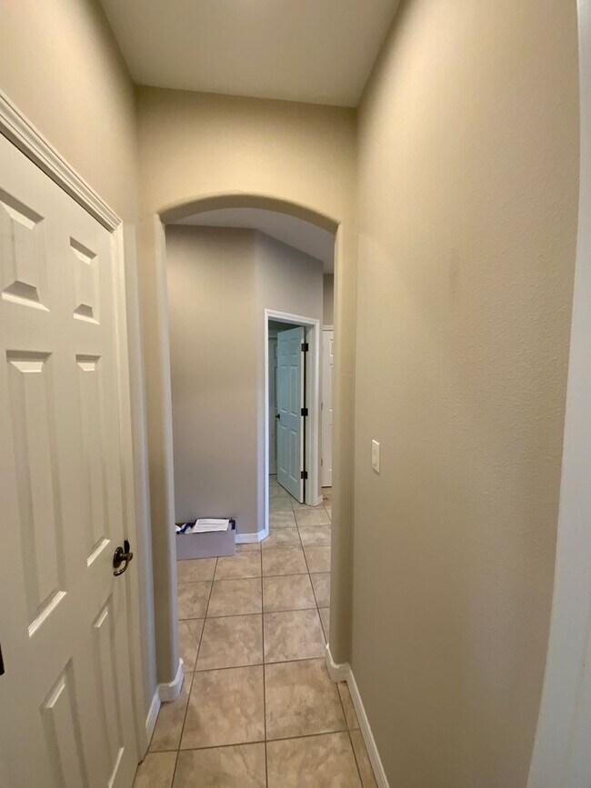 Building Photo - 3 Bedroom Townhome Available Near Wyoming Blvd NE & Paseo Del Norte Blvd NE!