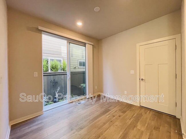 Building Photo - 6473 SE Genrosa St