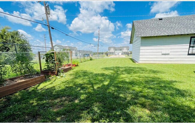 Building Photo - 2643 N Holyoke St