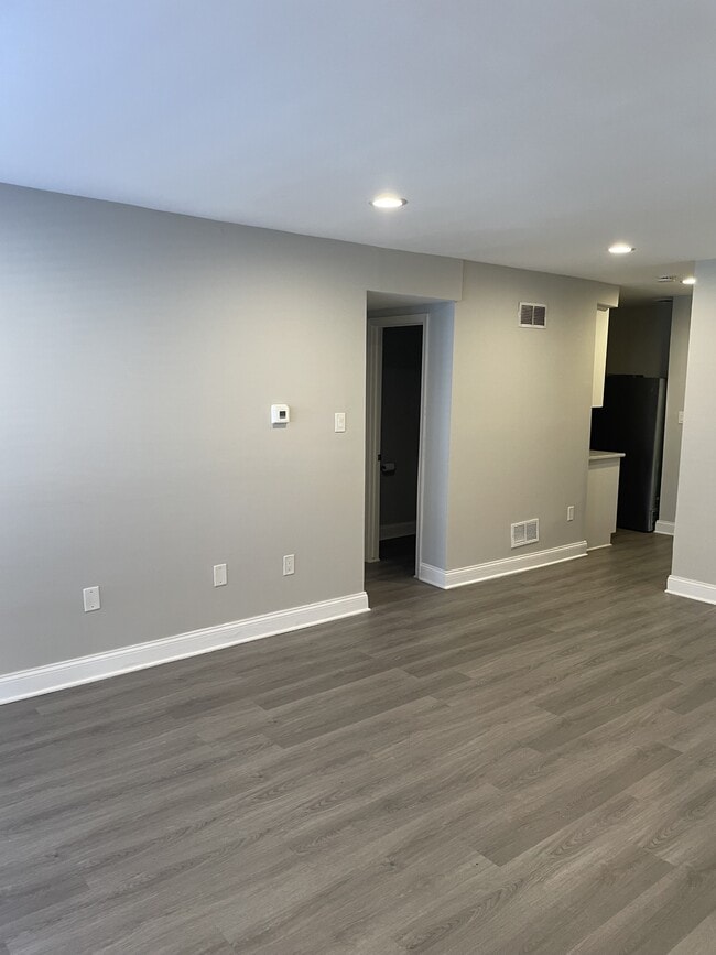 Building Photo - 1935 Addison Rd S