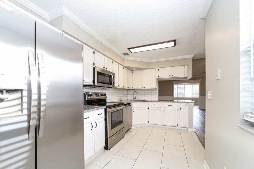 Building Photo - 8410 Spicewood Dr