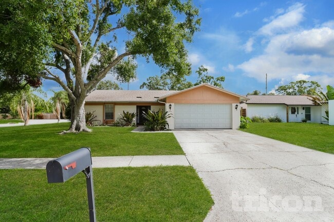 Building Photo - 1906 Radcliffe Dr N