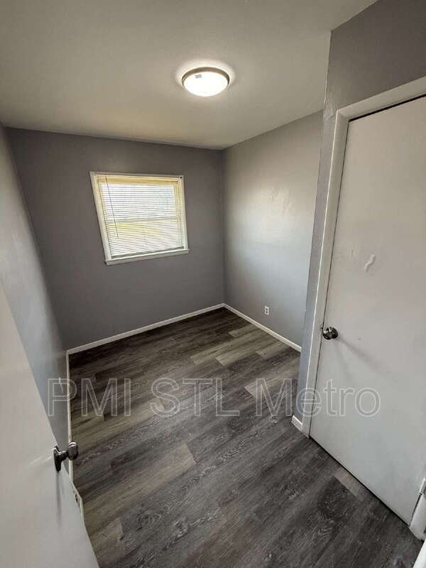 Building Photo - 323 Shepley Dr