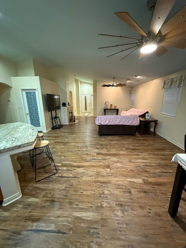 Building Photo - Beautifully Maintained 3-Bedroom Plus Offi...