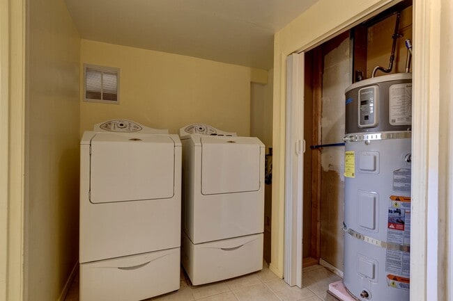 Building Photo - Charming 2-Bedroom Home with Bonus Room Ne...