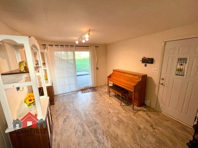 Building Photo - 910 Pine Ridge Dr