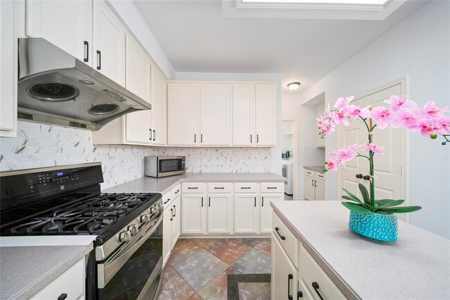 Building Photo - 2111 Scenic Hollow Ct