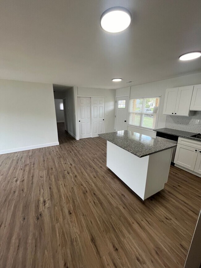 Building Photo - 23 Mimosa Ln