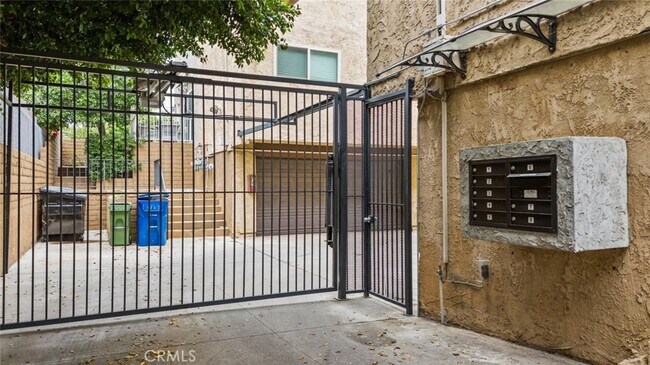Building Photo - 13861 Vanowen St