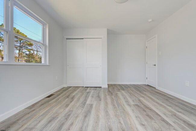Building Photo - 6007 W Jersey Ave