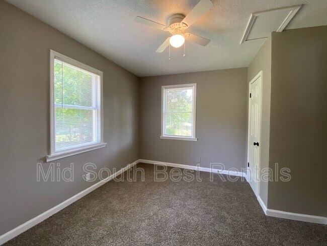 Building Photo - 2536 Dwight Cove
