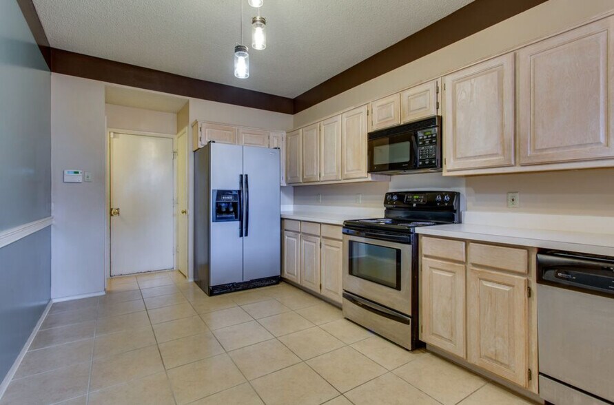 Building Photo - 807 Burr Oak Dr