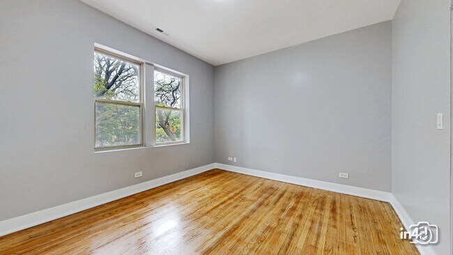 Building Photo - 3925 W Ainslie St