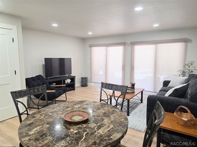 Building Photo - 65 Beach Ln