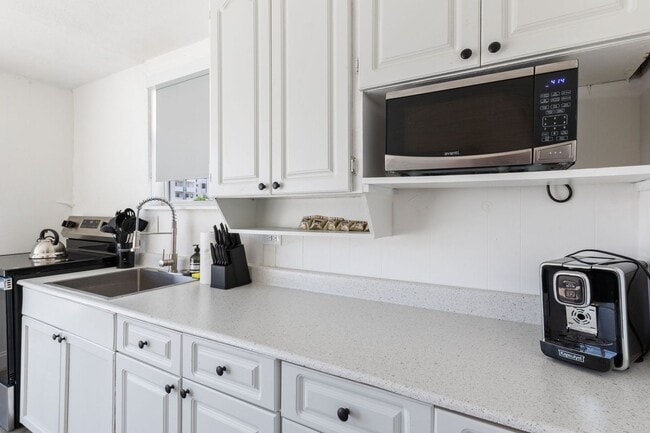 Building Photo - Charming 2-Bedroom Single-Family Home with...