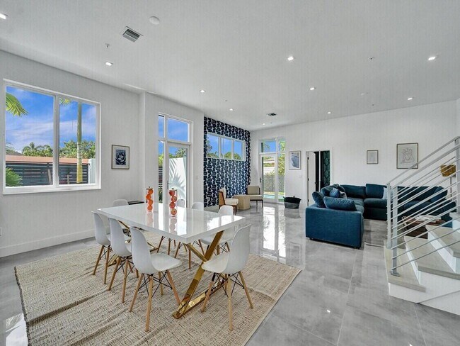 Building Photo - 1226 NE 15th Ave