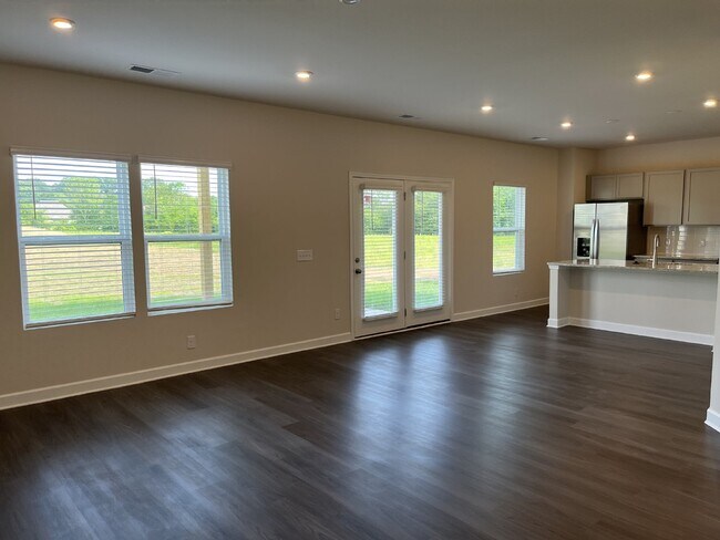 Building Photo - 301 Ellis Ln