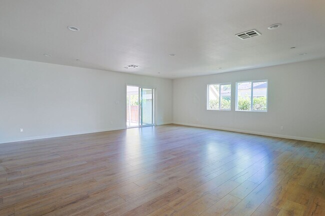 Building Photo - Amazing 4-bedroom + 3-bathroom house in Ma...