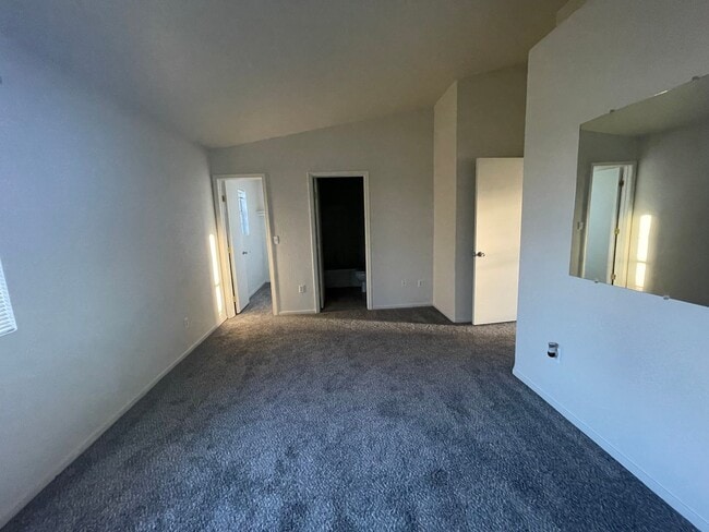 Building Photo - Great Sparks Townhouse!