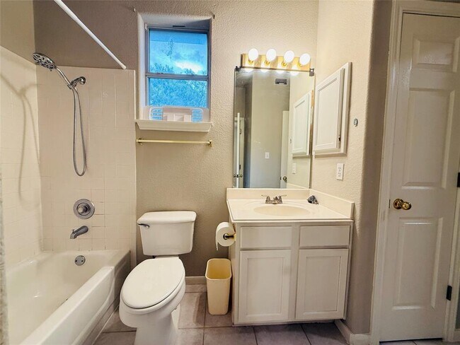 Building Photo - 2100 Pipers Field Dr