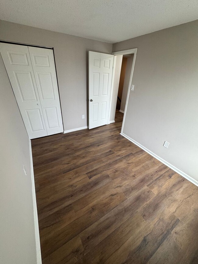 Building Photo - Townhome features 3 bedrooms and 1.5 bathr...