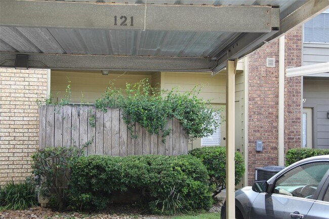 Building Photo - 11201 Lynbrook Dr
