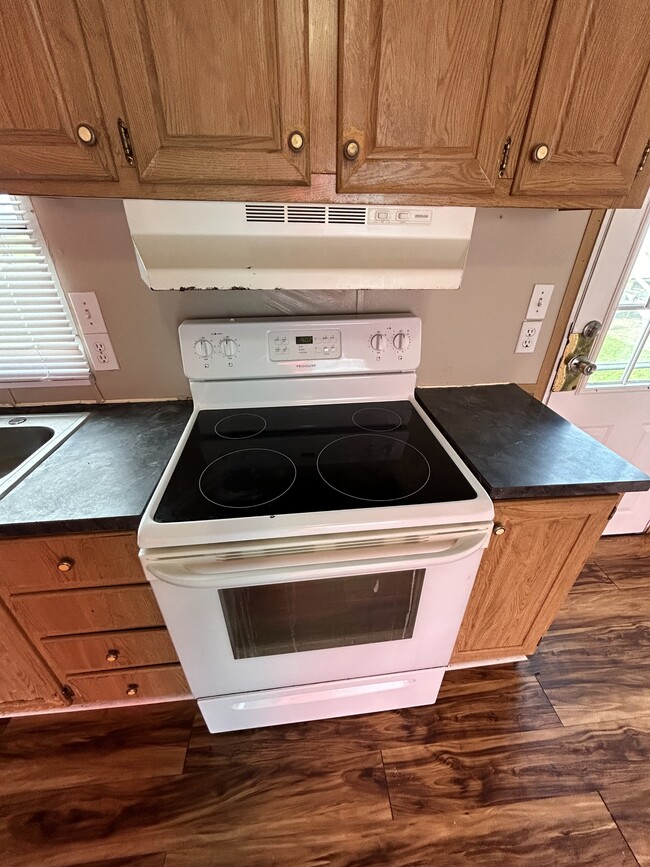 Building Photo - 217 Tyler St