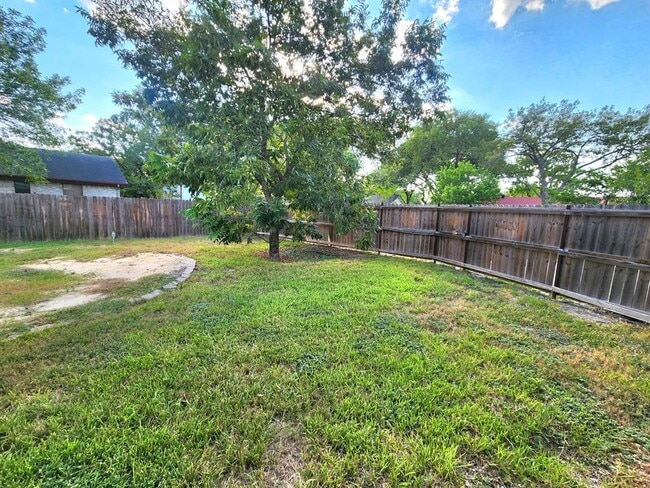Building Photo - 6 Sunflower Cir