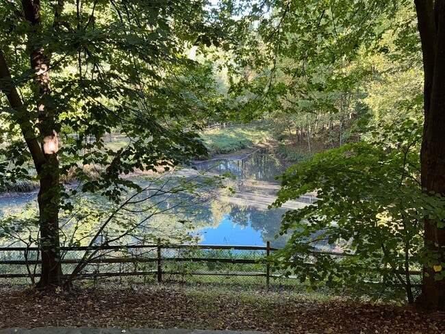 Building Photo - Beautiful 3BR 2BA condo located in the Decoverly neighborhood of Rockville