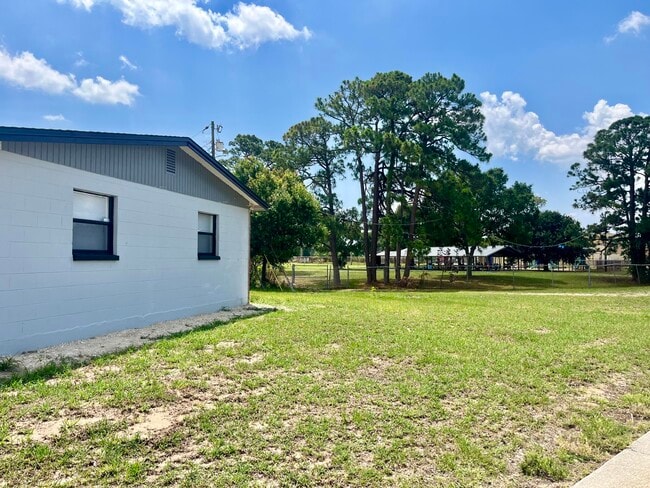 Building Photo - 395 Schoolhouse Ln