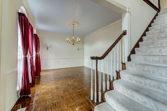 Building Photo - Spacious Parkway South Home with Walk-Out Basement & Large Backyard