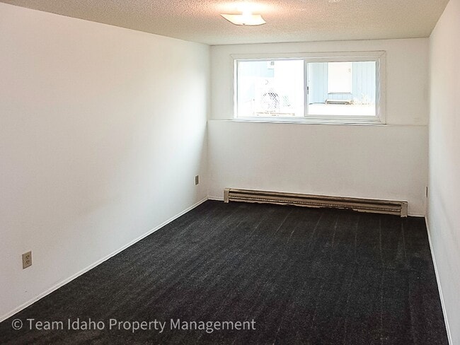 Building Photo - 443/445 N. Van Buren
