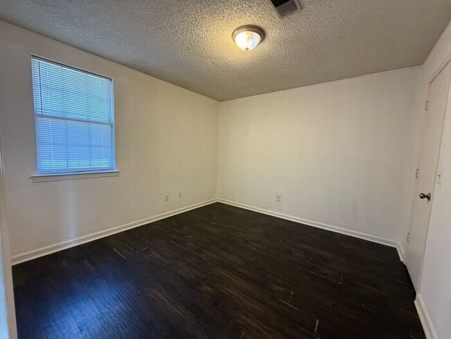 Building Photo - For Rent - Great Duplex Unit in North Nashville