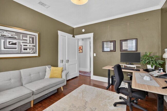 Building Photo - 305 E 54th St