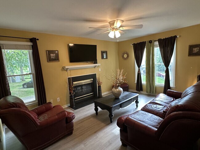 Building Photo - For Rent: Charming 4-Bedroom Colonial in C...