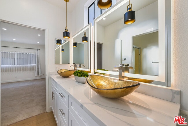 Building Photo - 1727 S Bentley Ave